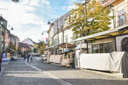 Vremea se răcește în Sibiu: ploi, descărcări electrice în weekend și ceață la munte