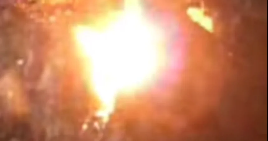 7 minute: o baterie aruncată aiurea a provocat un incendiu major la stația de deșeuri