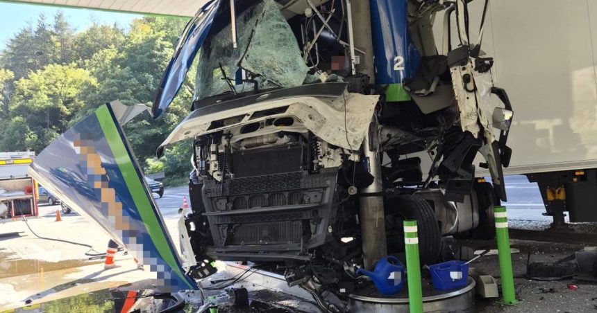 Accident grav pe DN 7: TIR a intrat într-o benzinărie la Călimănești