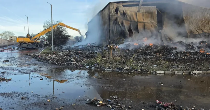 Al șaptelea incendiu la stația de sortare din Sibiu: focul arde de 40 de ore