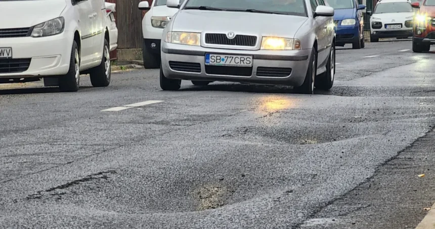 Asfaltul de pe Rahovei a cedat în două luni. Șoferii fac slalom printre gropi