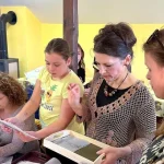 Atelier de tăvi pictate cu motive maghiare, la Copșa Mică