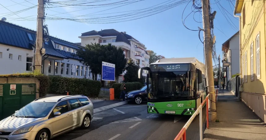 Autobuz Tursib, blocat pe strada Rennes. „Cum au crezut că pot lua curba?”