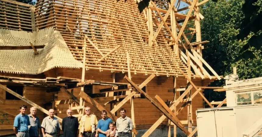 Biserică în curtea Spitalului Județean, construită după un model ASTRA