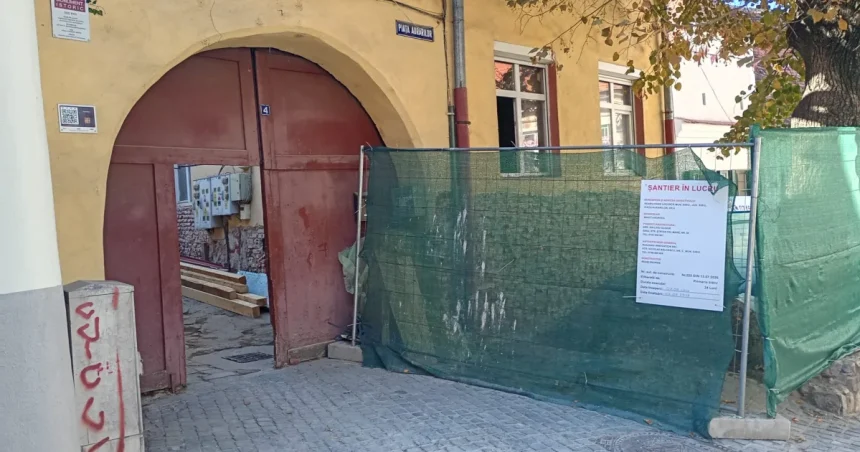 Constructor reclamă sesizările la reabilitarea unei case din centrul Sibiului
