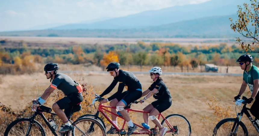 Doi nevăzători au pedalat 60 de km pe tandem prin Țara Oltului