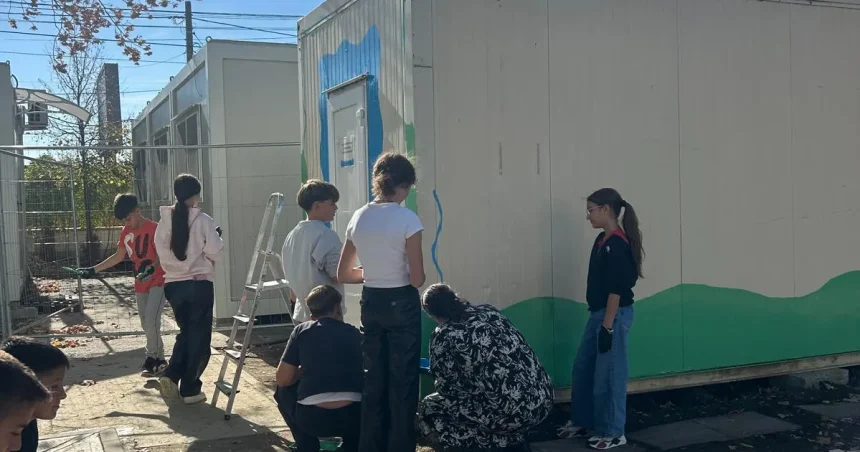 Elevii din Sibiu pictează un container pentru expoziții