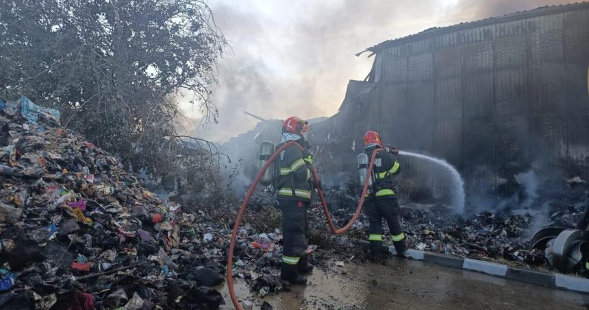 Incendiu la stația de sortare din Rusciori. Pompierii sting focarele din plasticul ars