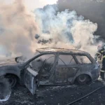 Mașină în flăcări lângă Ludoș; pompierii au oprit focul înainte să ajungă la pădure