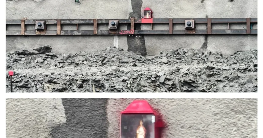 Muncitorii de la tunelul Poiana aprind o candelă lângă statueta Sfintei Varvara
