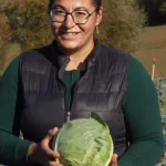 Producătorul din Cașolț Andreea Hoaghea vinde varză în Piața Vasile Aaron din Sibiu