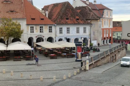 Sibiu: ceață dimineața, 2–4 grade, ziua 15 grade. Rafale de 60–80 km/h pe creste