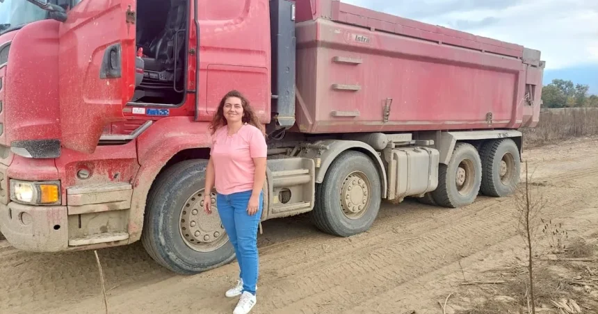 Singura femeie șofer de basculă dintr-o balastieră din Sibiu