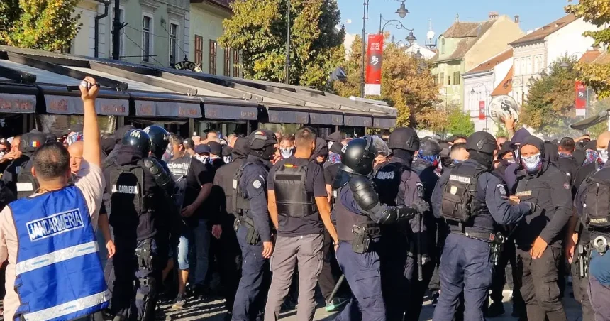 Suporterii din Sibiu au atacat jandarmii: trei răniți, 12 amenzi, dosare penale