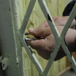 Tânăr din Avrig, arestat 30 de zile după ce și-ar fi agresat iubita de 16 ani pe stradă