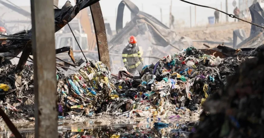 Un acumulator, cauza probabilă a incendiului de la stația de sortare deșeuri